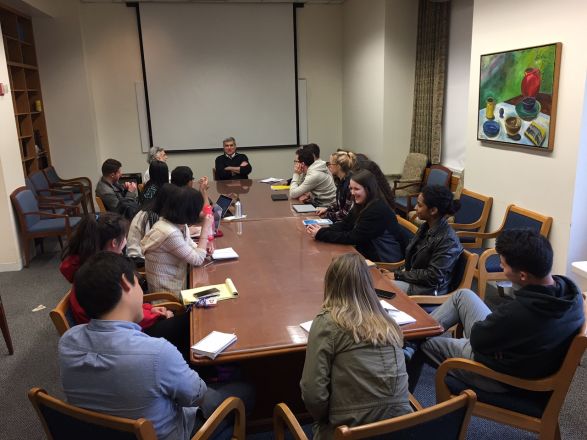 Dr. Thompson at a roundtable discussion with the Pharmacology students after his seminar on May 30, 2017.